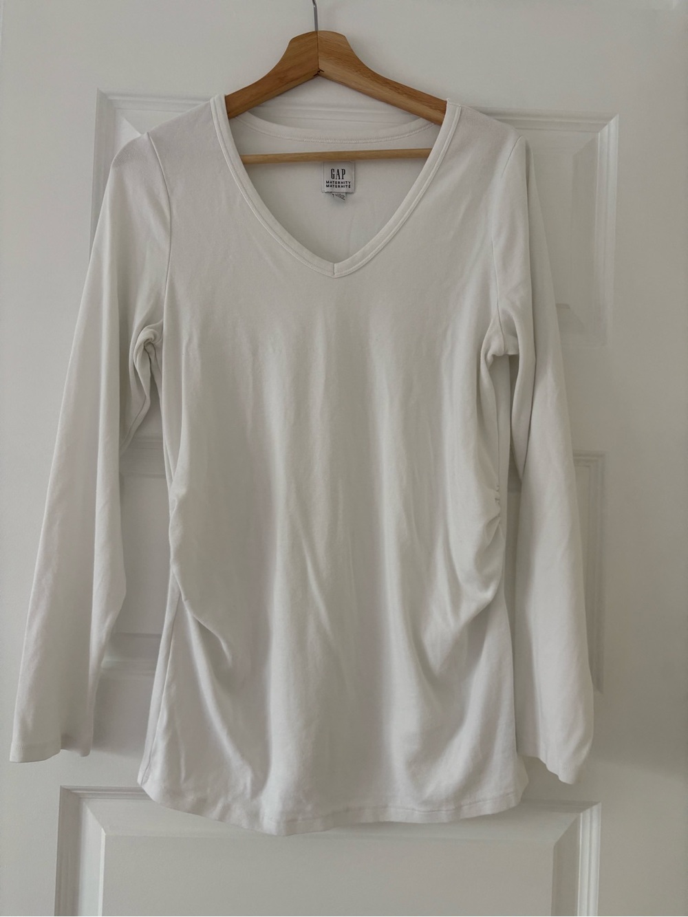 GAP Women’s Maternity White V-Neck Long Sleeve Tee